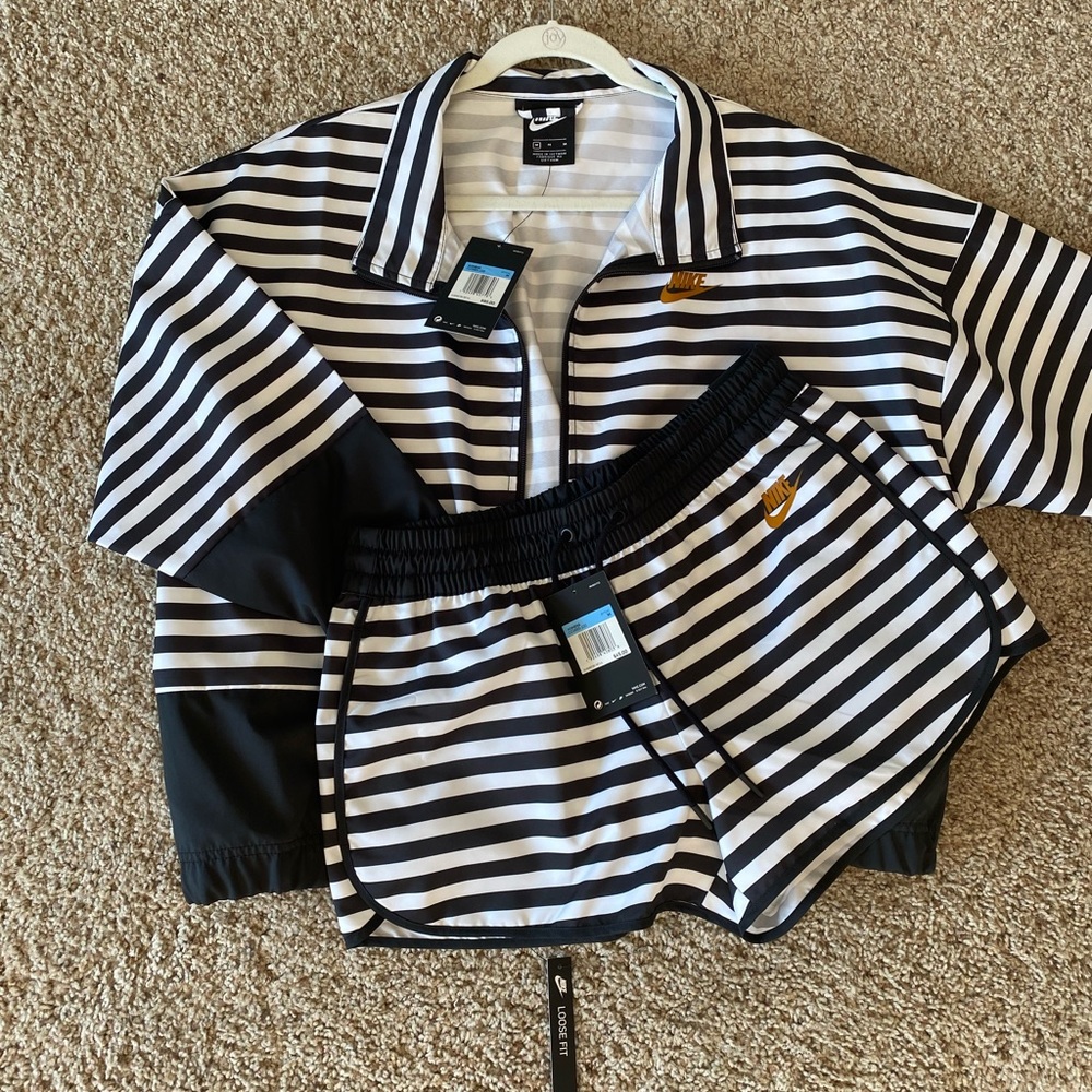 NWT! Women’s Nike 2 Piece Track Set! 🐼
